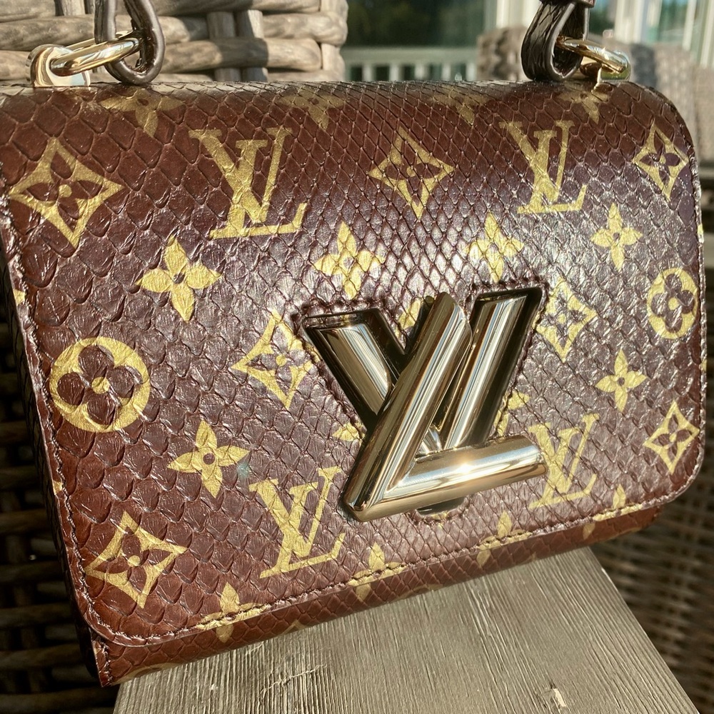 💙Louis Vuitton Python Twist. Brown w/Gold LV Pattern Logos. Handle/chain strap